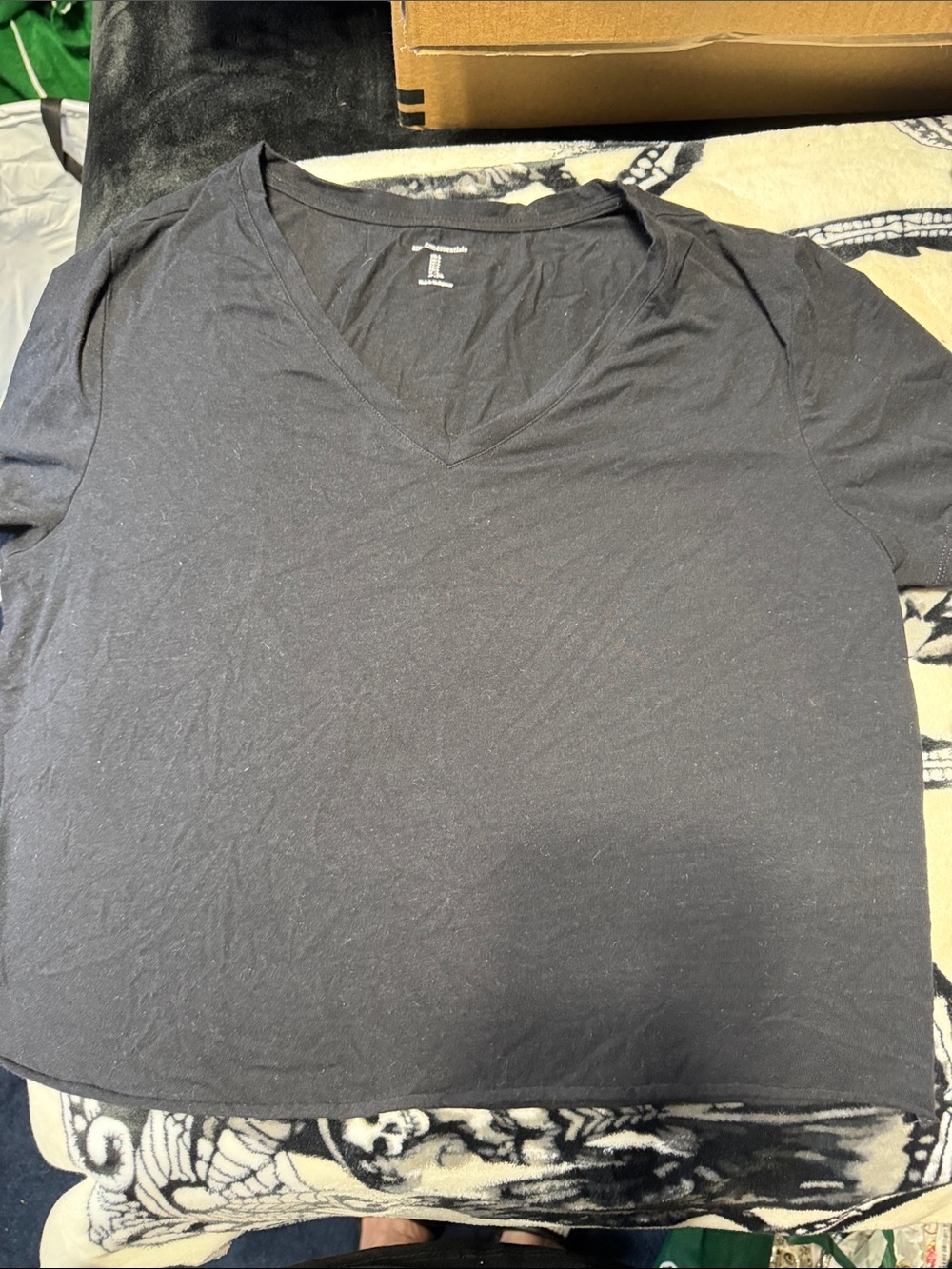 Amazon Essentials Women's Black V-Neck Short Sleeve Tee